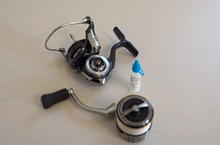 Disassemble-the-fishing-reels